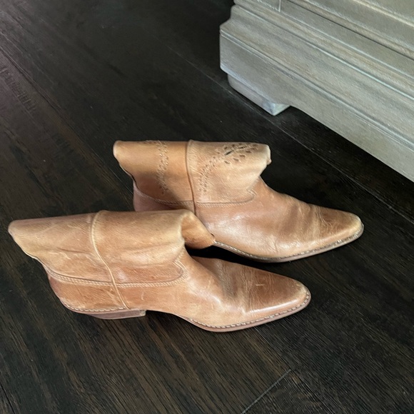 Bass Women Genuine Leather Tan Cowboy Western Distressed Boots - Picture 3 of 5